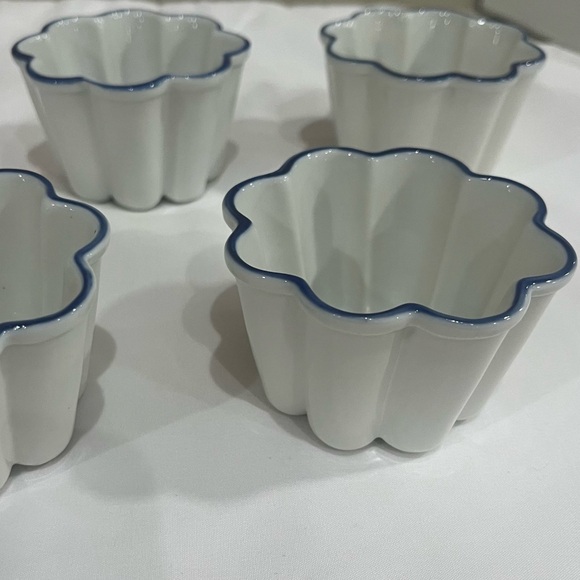 Vintage Fluted Jello/Flan Molds Set of 4 White Ceramic w Blue Rim - Picture 5 of 9